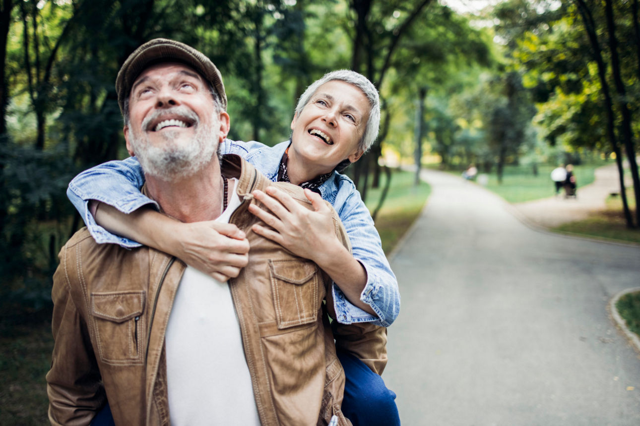 Pärchen läuft durch Parkt