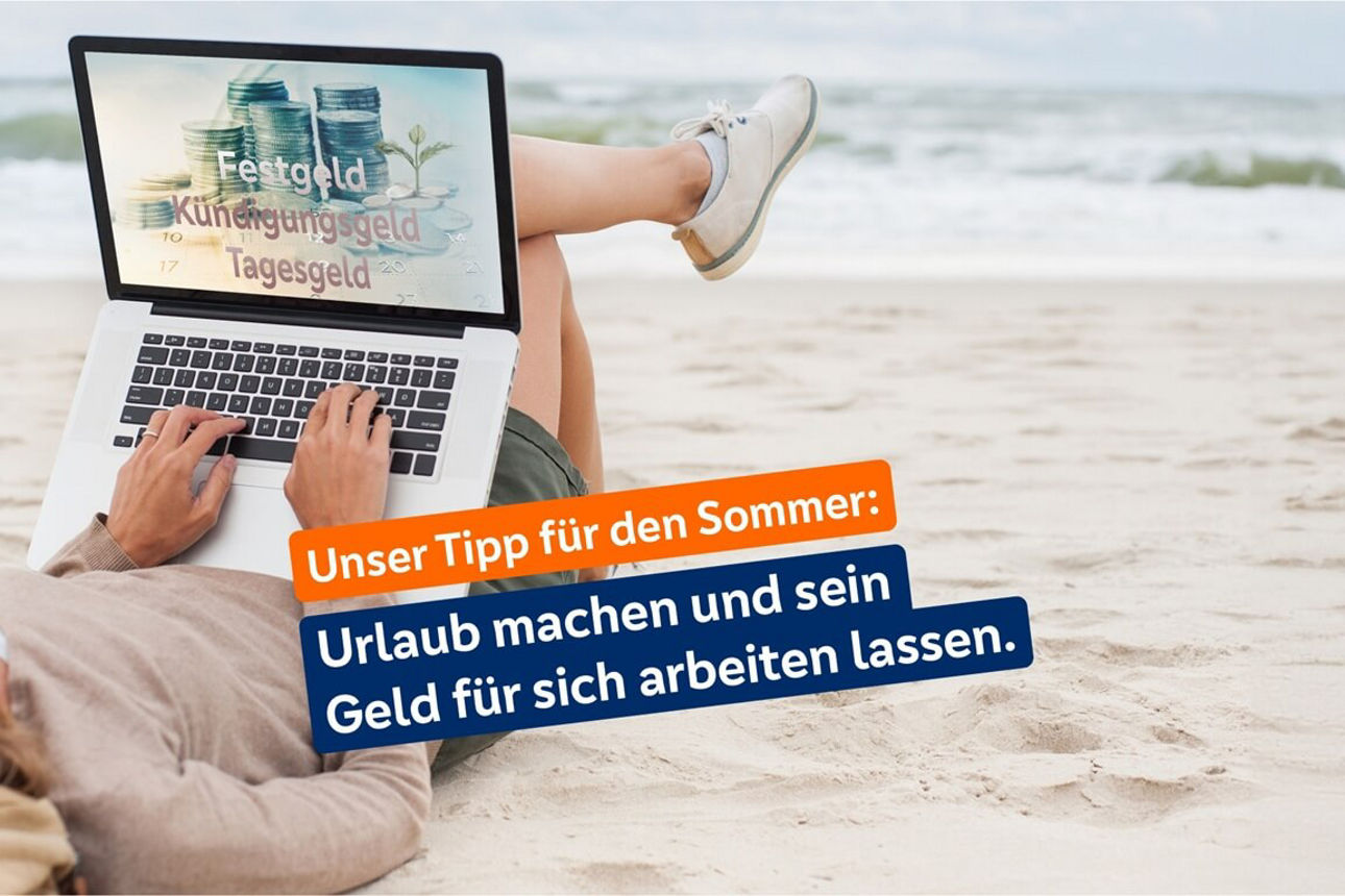 Person liegt am Strand mit Laptop auf dem Schoß und trägt einen Strohhut