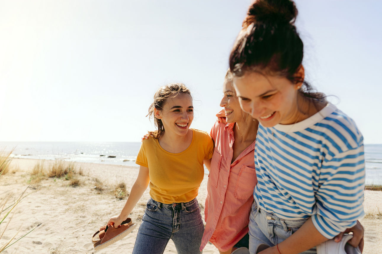 Glückliche Teenager die ihr Geld anlegen