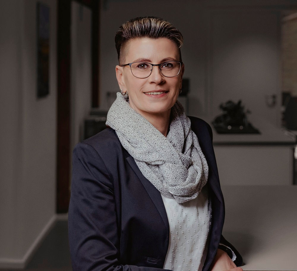 Frau Doreen Frohberg im Anzug