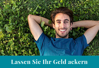 Mann liegt auf Rasen mit Händen hinterm Kopf