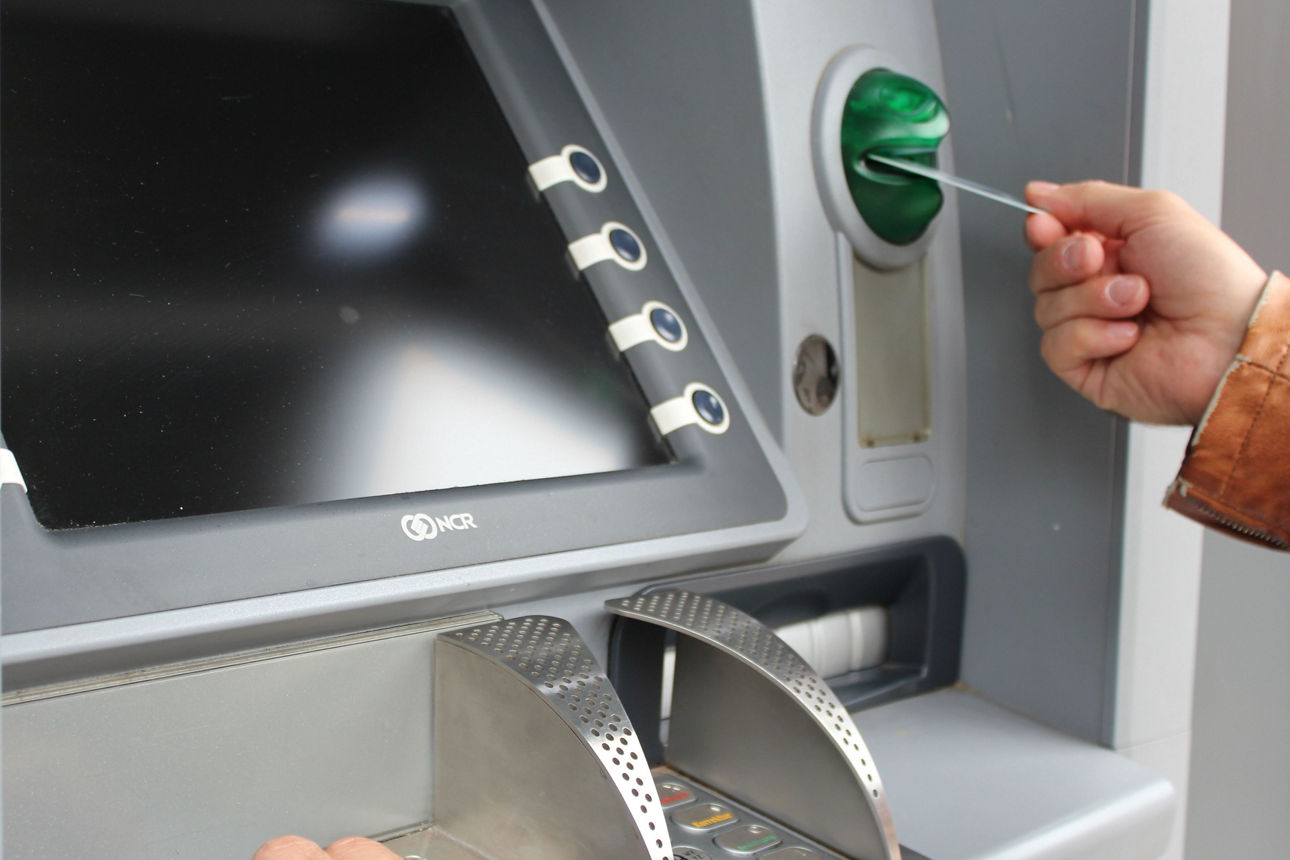 Mann gibt am Bankautomaten seine Wunsch-PIN ein