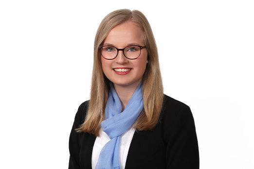 Freundlich lächelnde Frau im Anzug, unsere Privatkundenberaterin Julia Geltinger