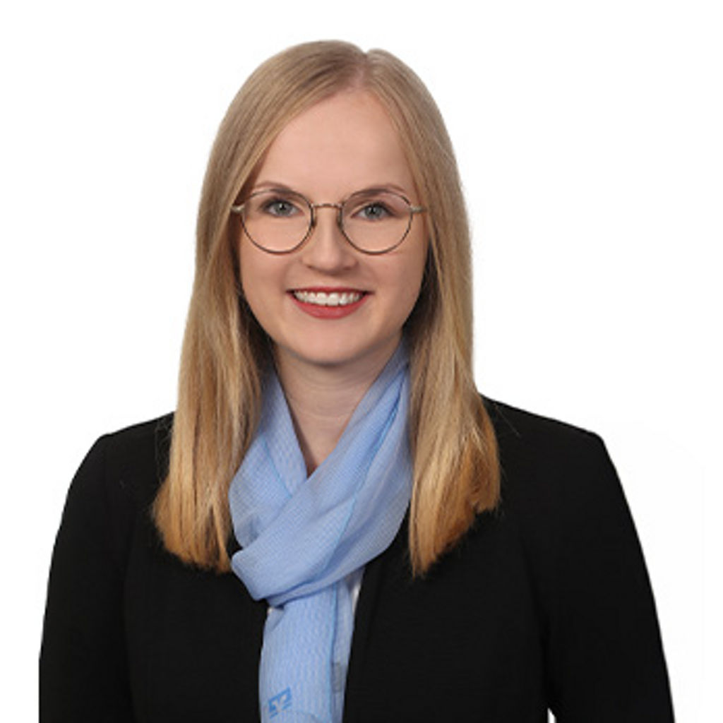 Freundlich lächelnde Frau im Anzug, unsere Privatkundenberaterin Julia Geltinger