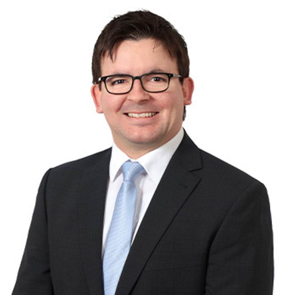 Freundlich lächelnder Mann im Anzug, unser Individualkundenberater Stephan Geltinger