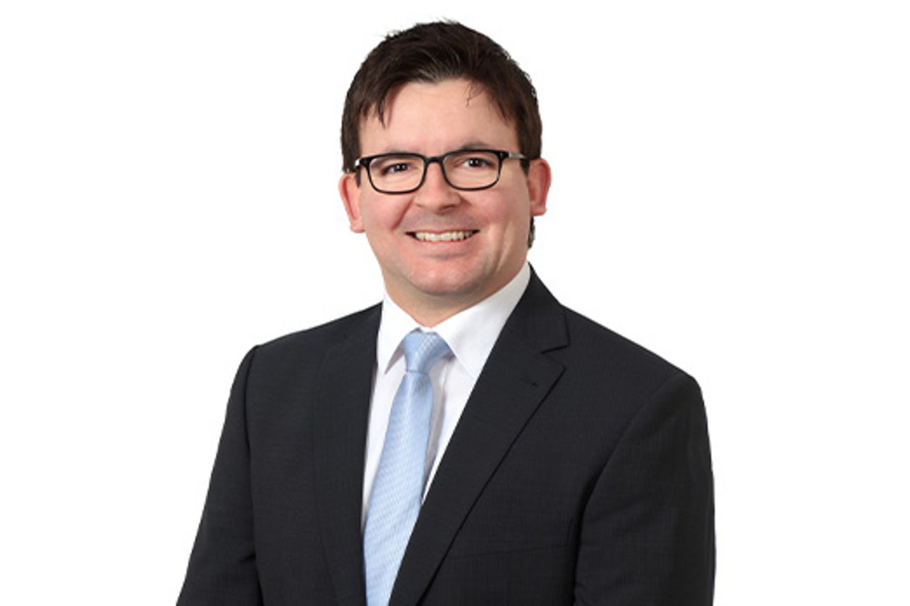 Freundlich lächelnder Mann im Anzug, unser Individualkundenberater Stephan Geltinger