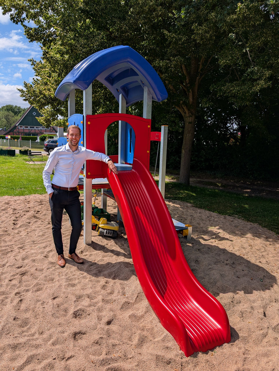 Steffen Liebelt steht vor dem neuen Klettergerüst 