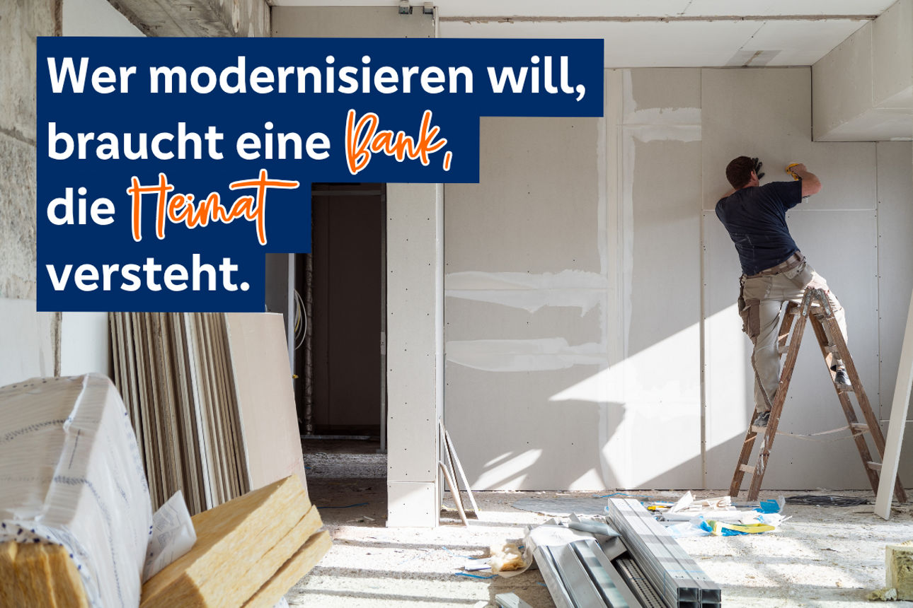 Mann der ein Zimmer renoviert