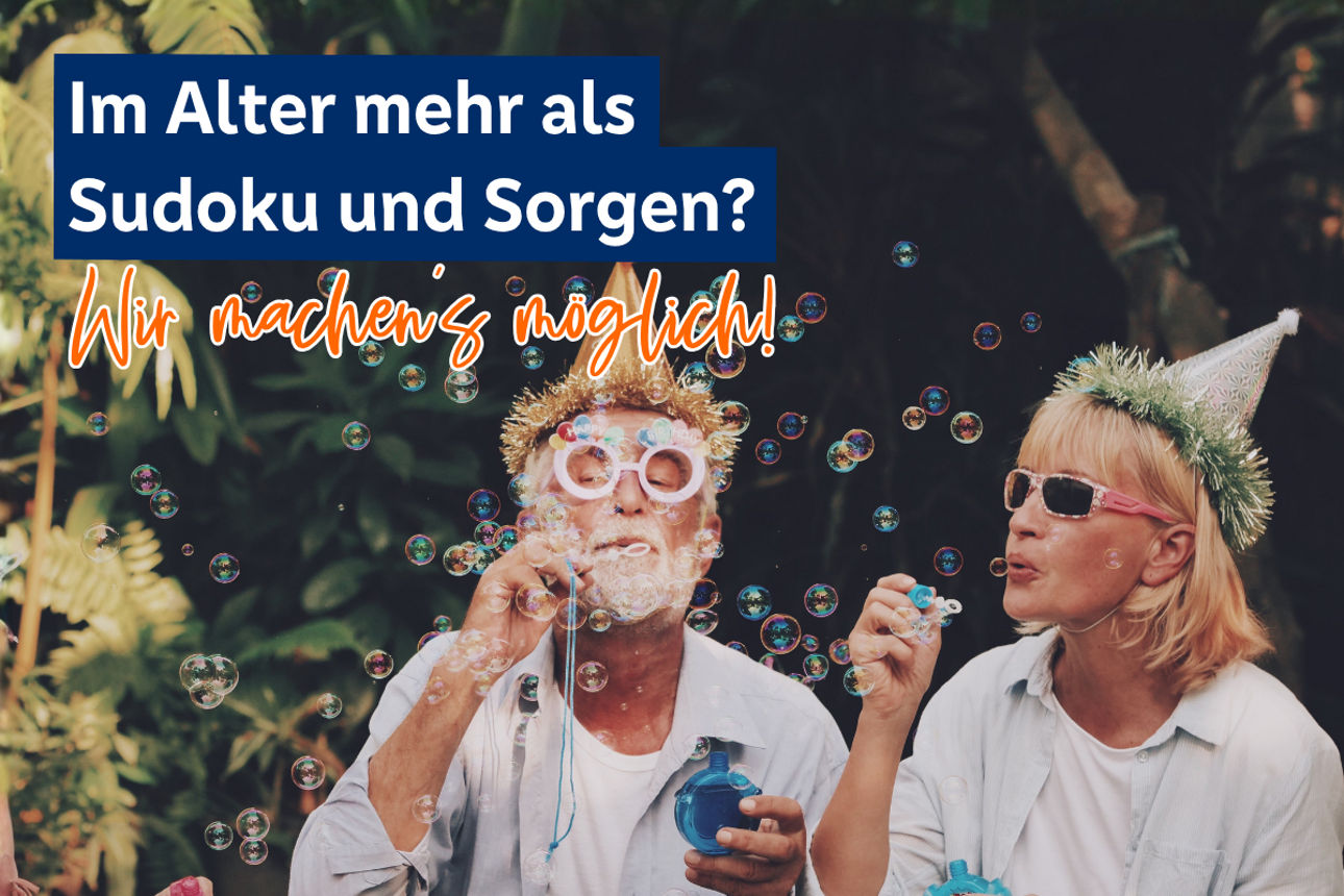 Mann und Frau verkleidet und pusten Seifenblasen.