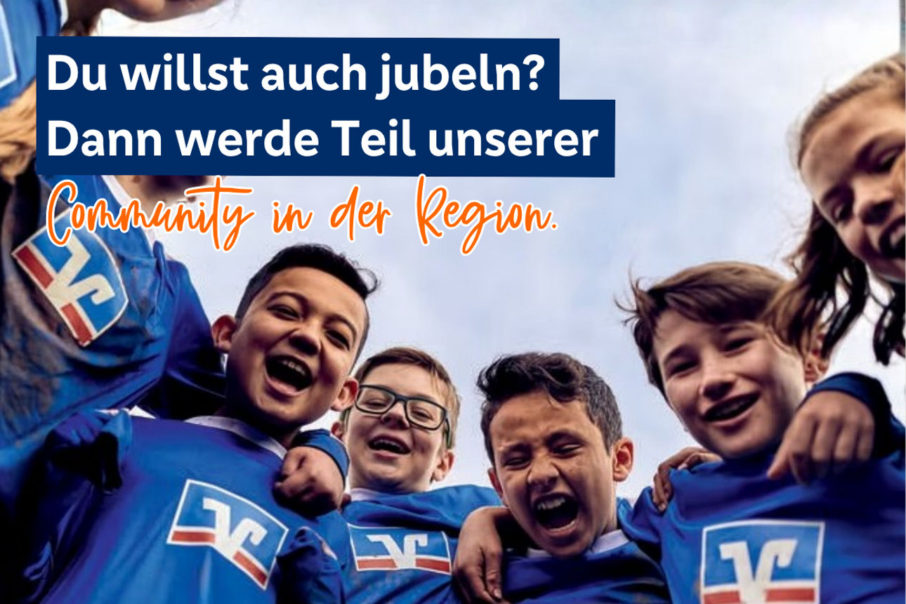 Kinder in Trikots die in einem Kreis stehen und jubeln.