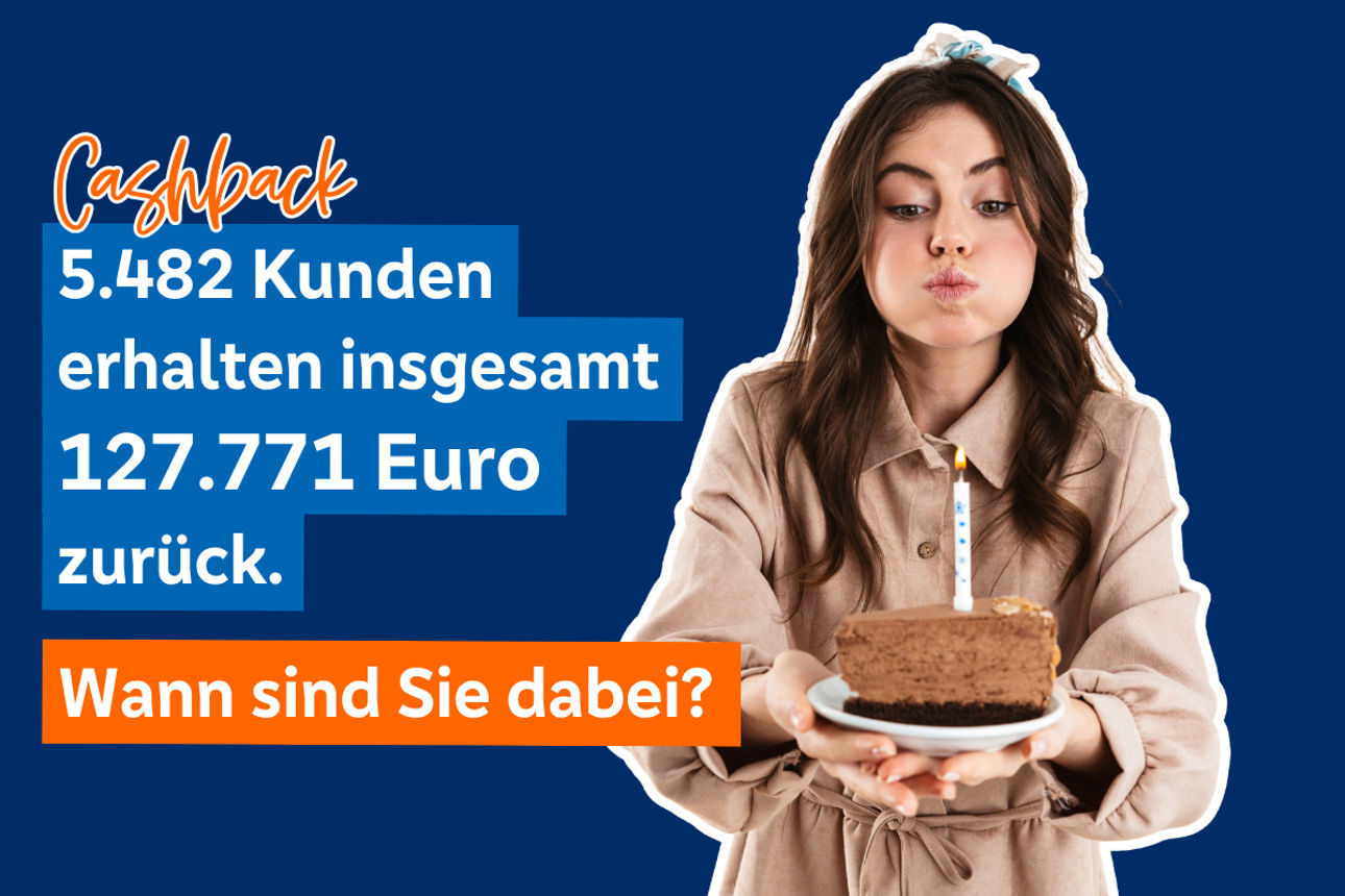 Frau die einen Kuchen ausbläst.