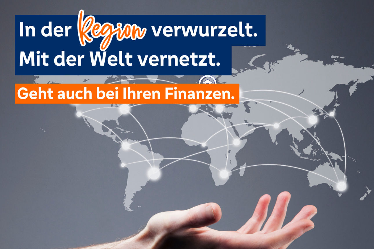 Hand die eine Weltkarte hält.
