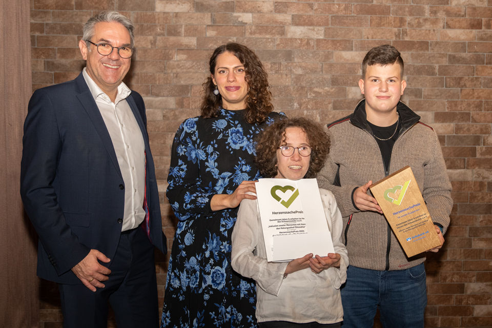 Gruppenbild mit Mitgliedern des Gemeinsam leben & arbeiten im Herzen des Schwarzwaldes n.e.V