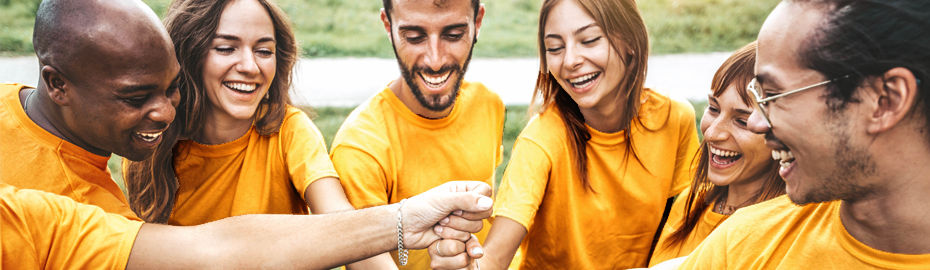 Junge Menschen in gelben Tshirts