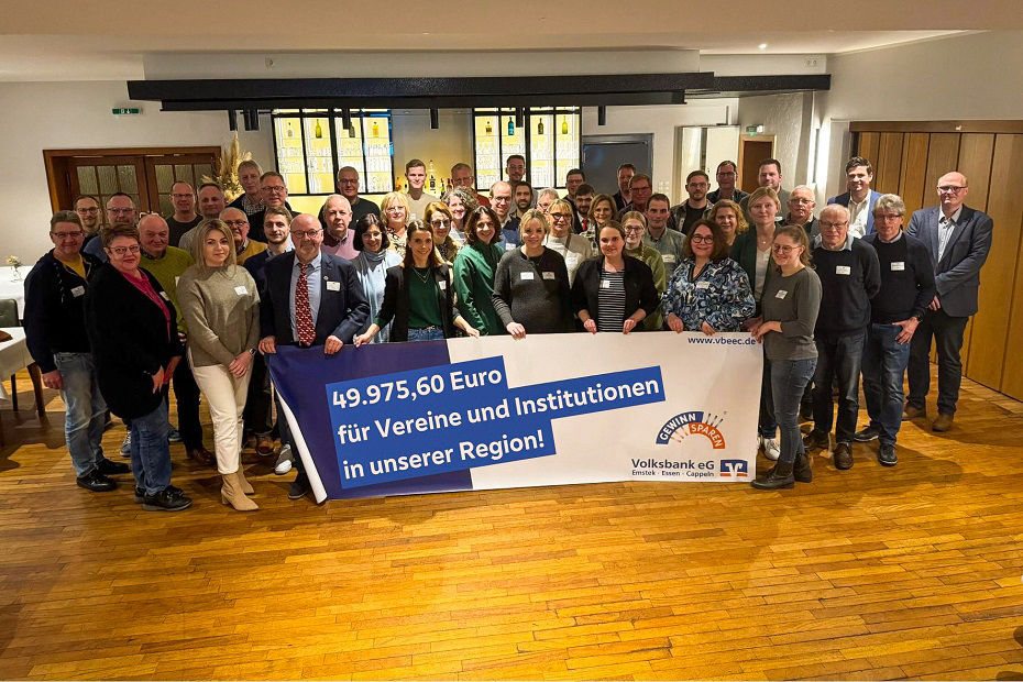 Eine Gruppe von Menschen lächelt in die Kamera