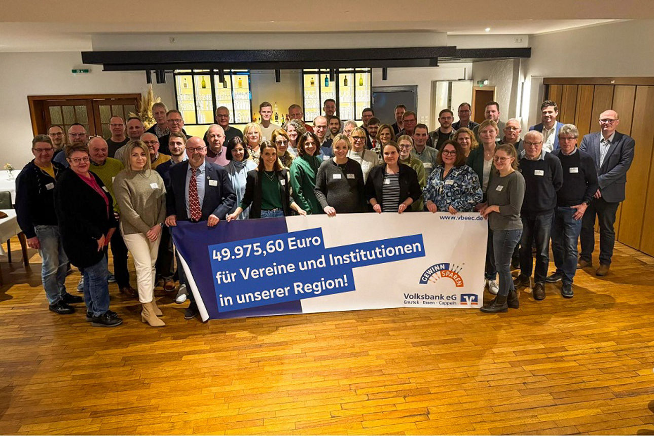 Eine Gruppe von Menschen lächelt in die Kamera