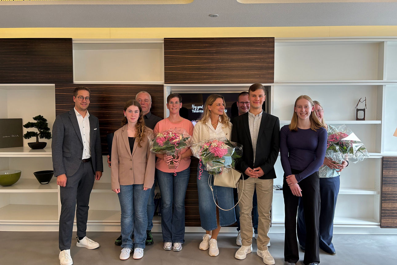 Sebastian Vogt (Bereichsleiter Vertriebsmanagement) & Gewinnerin Lynn Morgen