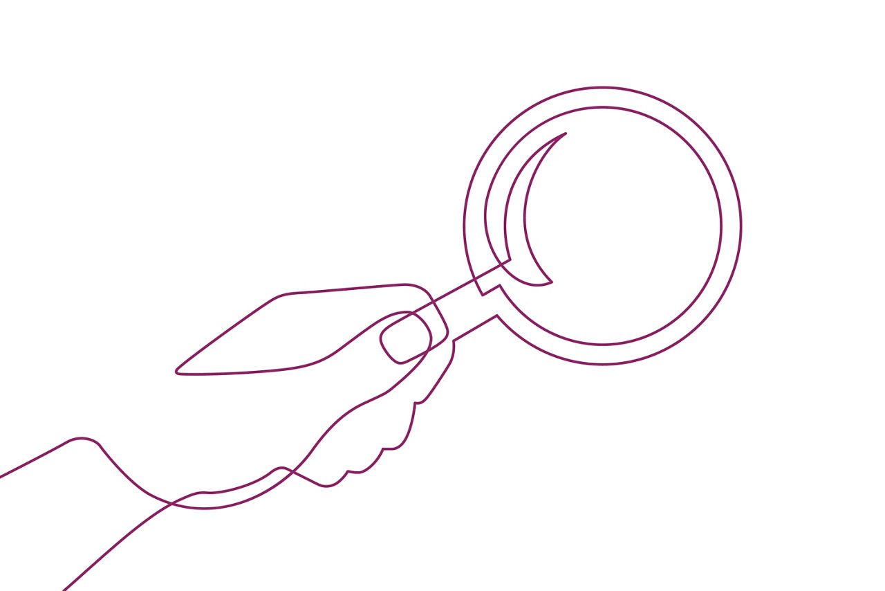 Eine Flasche Rotwein mit zwei gefüllten Gläsern und Weintrauben