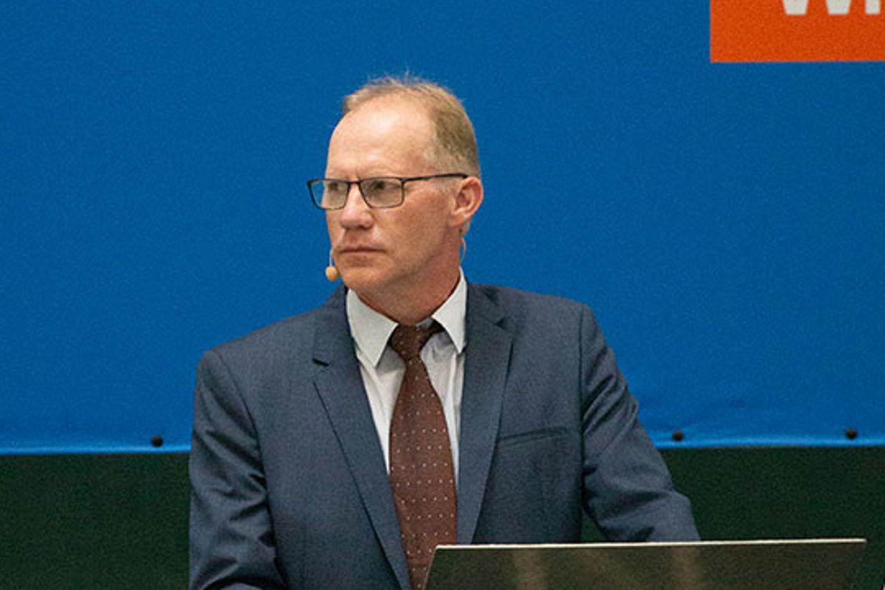 Männer in Firmenkleidung bei einer Konferenz präsentiert