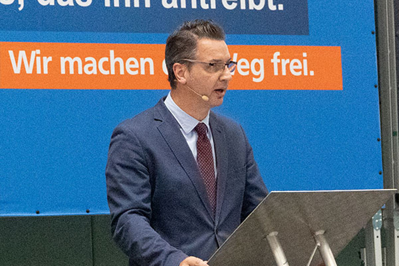 Männer in Firmenkleidung bei einer Konferenz präsentiert