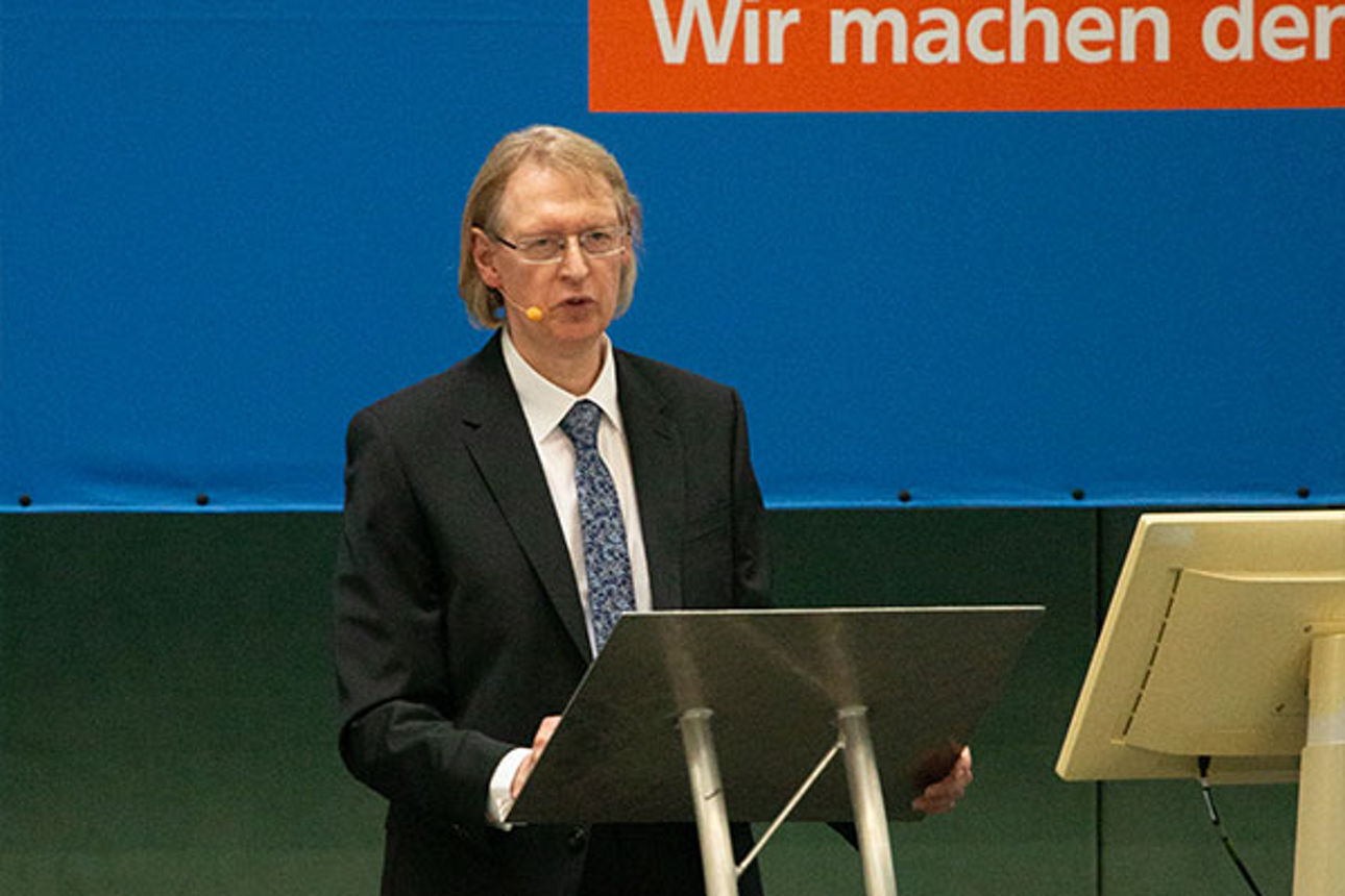 Männer in Firmenkleidung bei einer Konferenz präsentiert