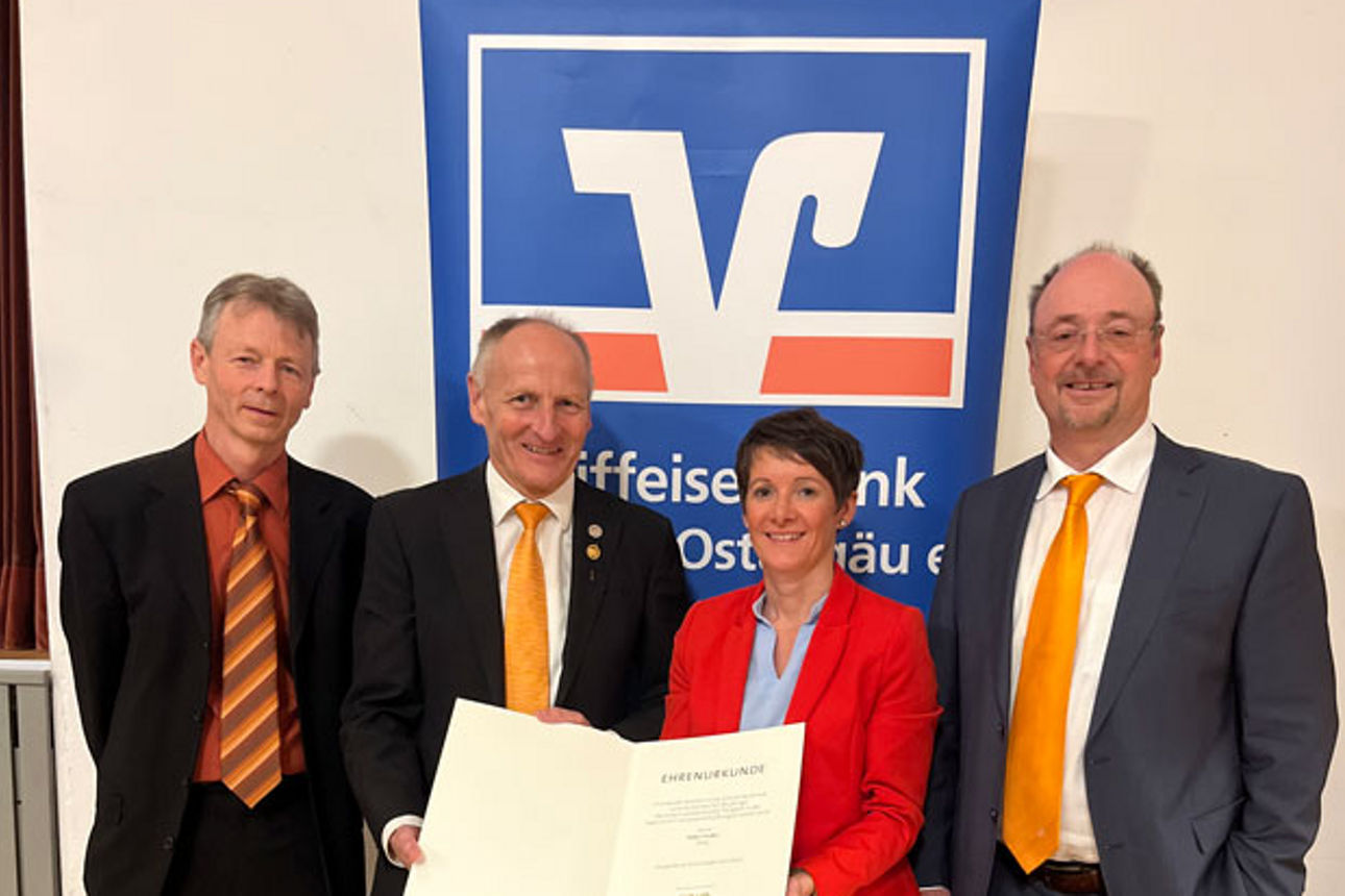 Preisverleihung im Gange, die die Bedeutung des Anlasses unterstreicht.