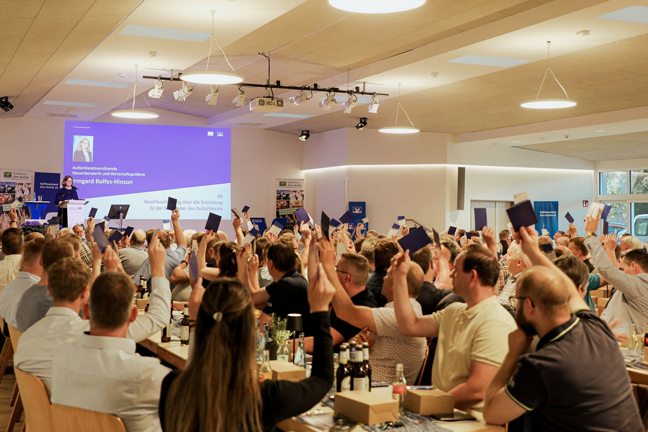 Mitglieder der Bank wärend sie eine Stimme abgeben. 