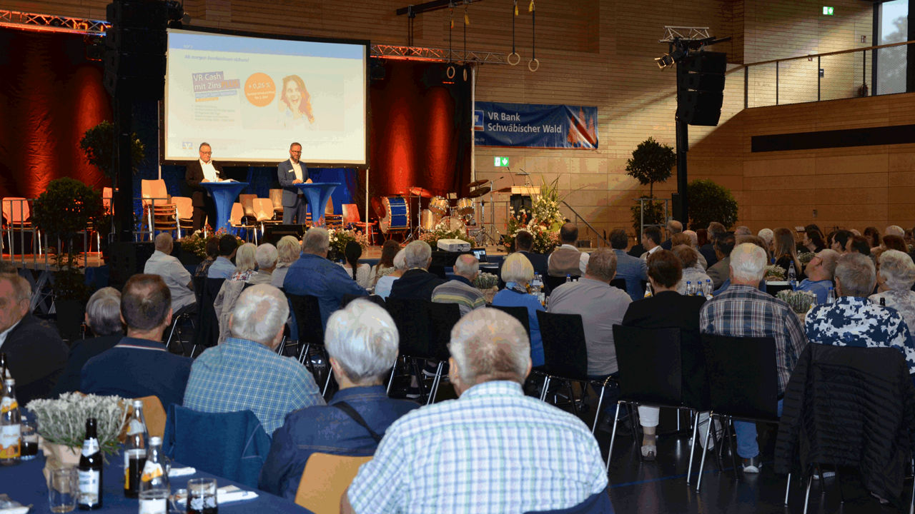 Foto unserer Generalversammlung mit den Vorständen Karl-Thomas Starke und Thomas Bareiß bei ihrer Rede.