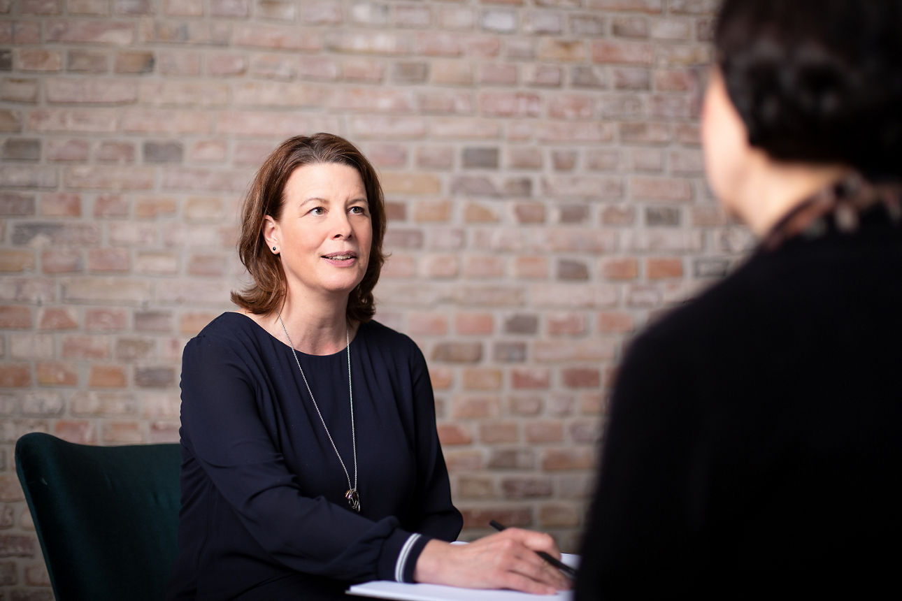 Foto Nicole Dembowski im Beratungsgespräch