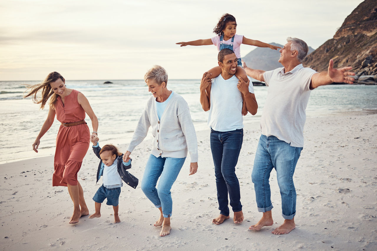 Familie mit Kindern und Großeltern am Strand