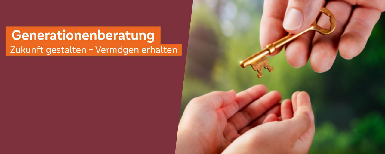 Ein Schlüssel wird von Hand zu Hand übergeben.