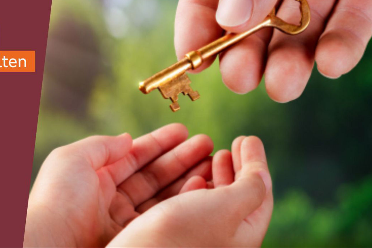 Ein Schlüssel wird von Hand zu Hand übergeben.