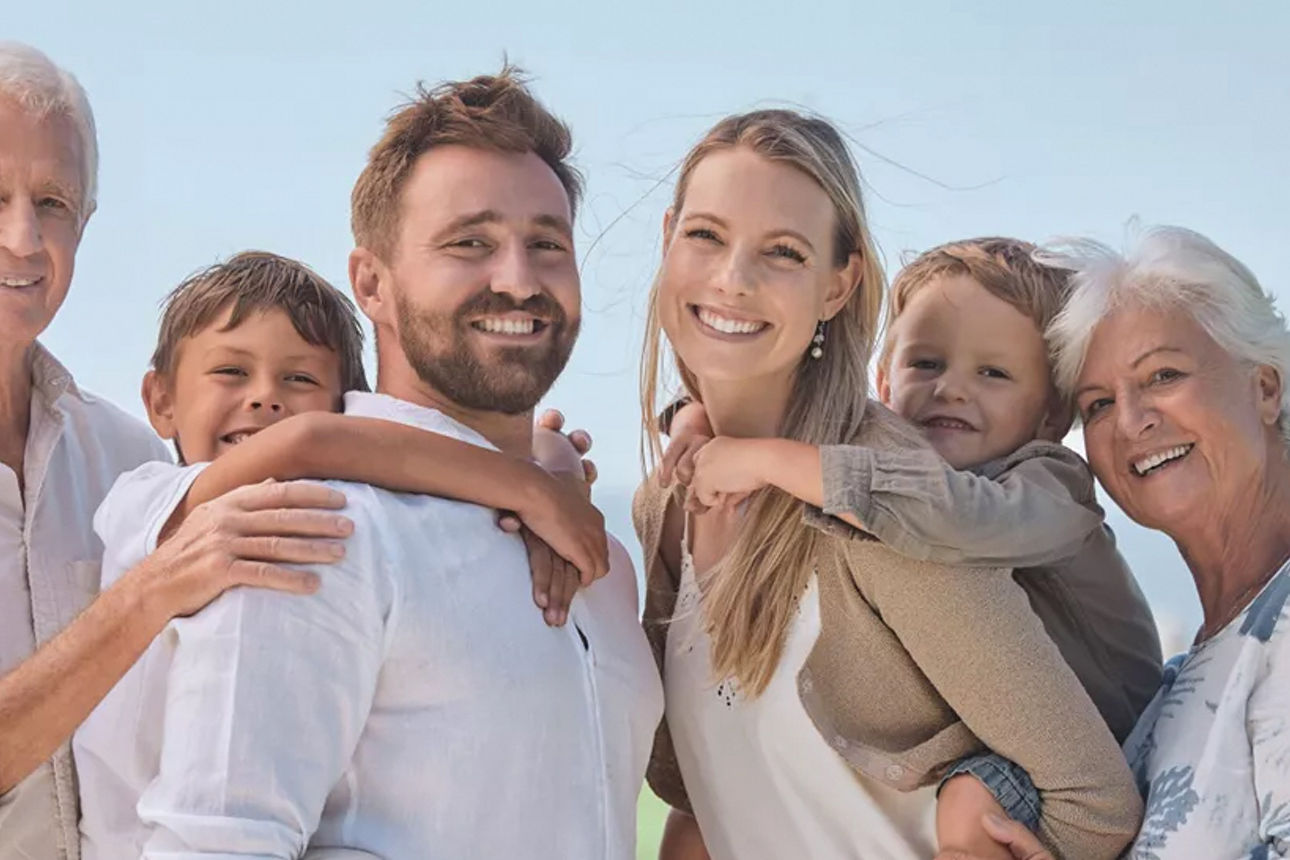 Eine mehrköpfige Familie am Strand