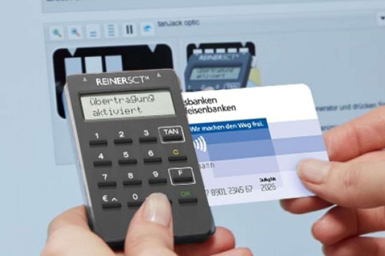 TAN-Generator wird mit eingesteckter Bankkarte an den PC gehalten