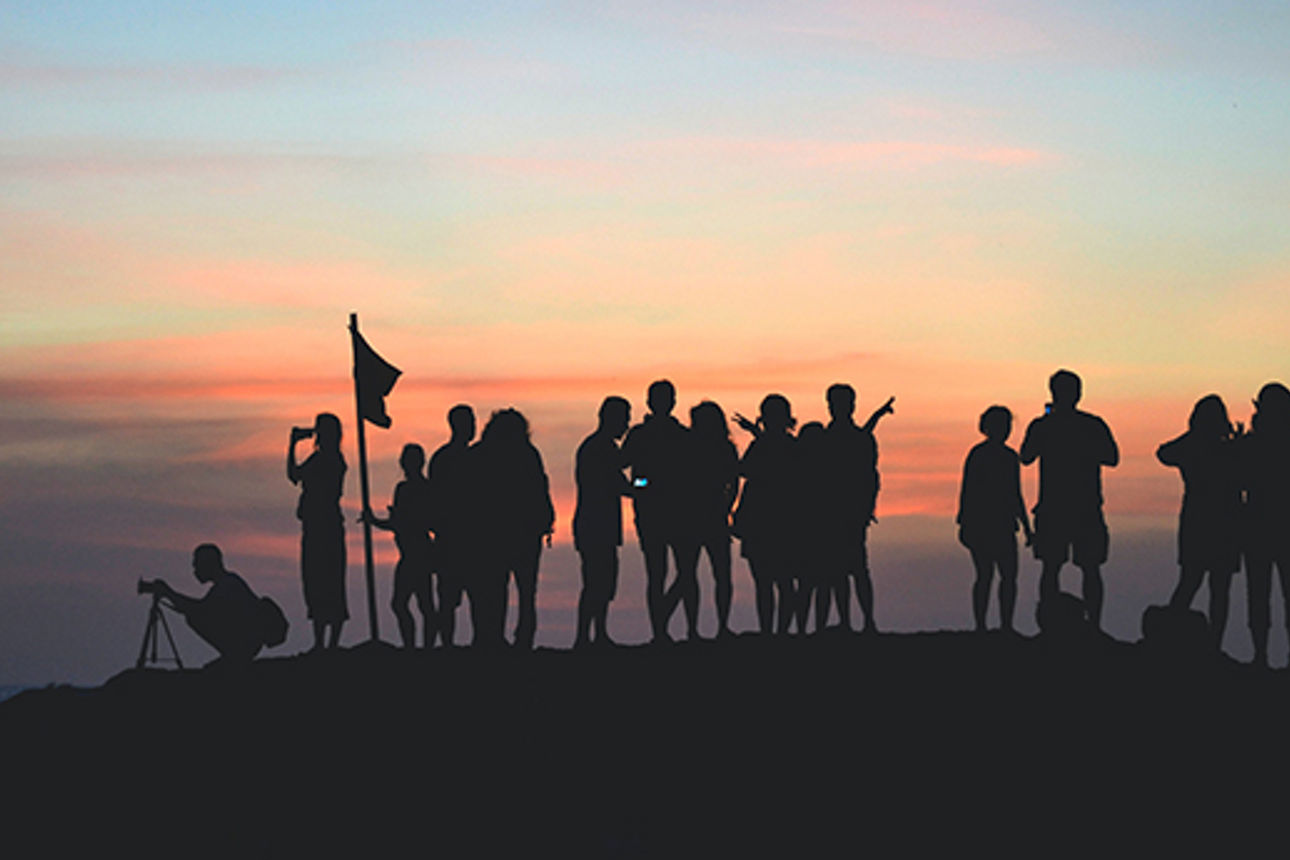 Sonnenuntergang Menschen Klippe Meer