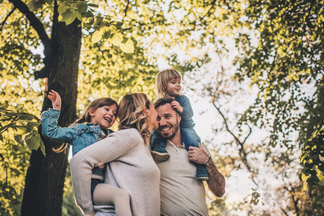Familie im Wald