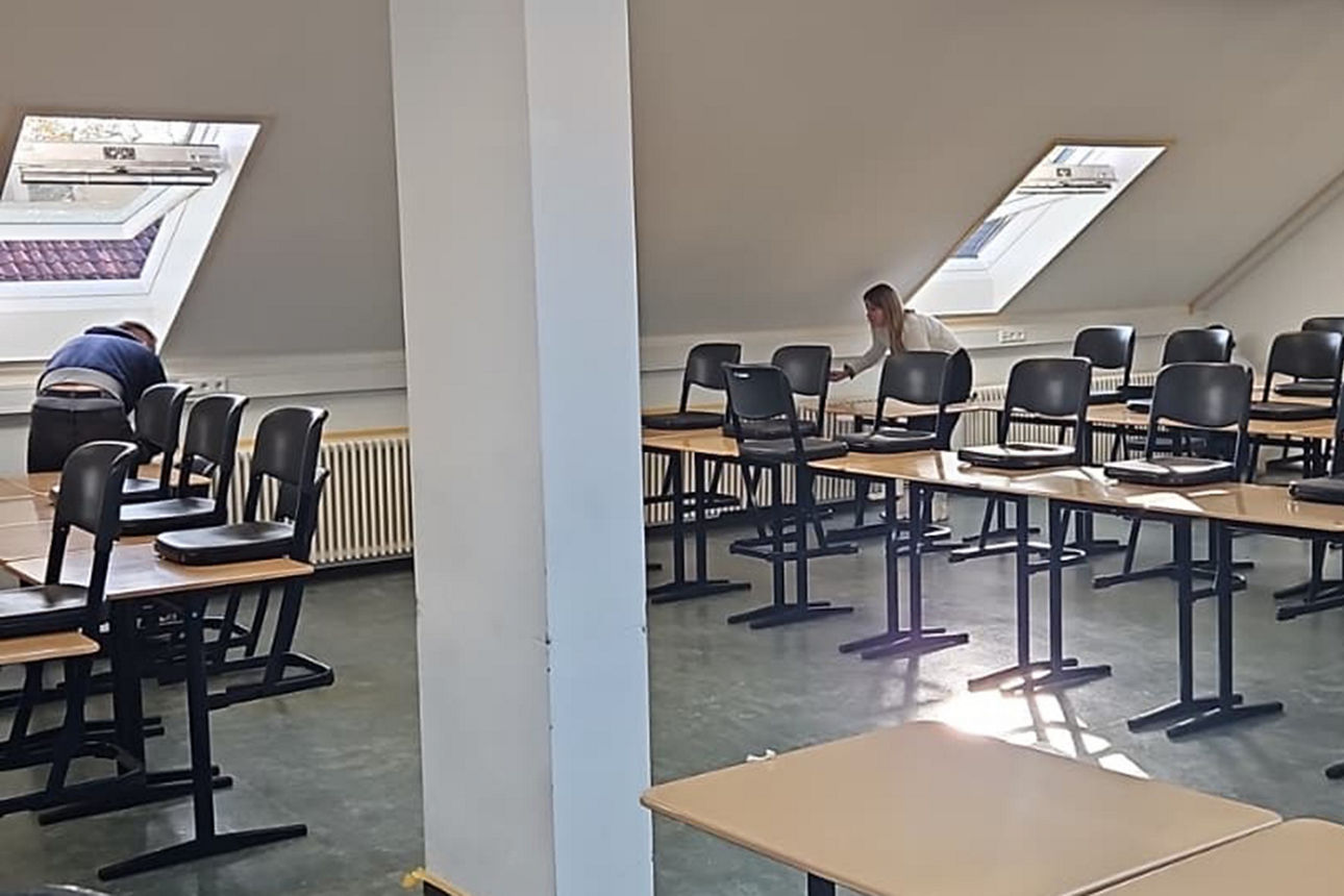 Raum im Dachgeschoss, der mit Einzeltischen und Stühlen ausgestattet ist. 