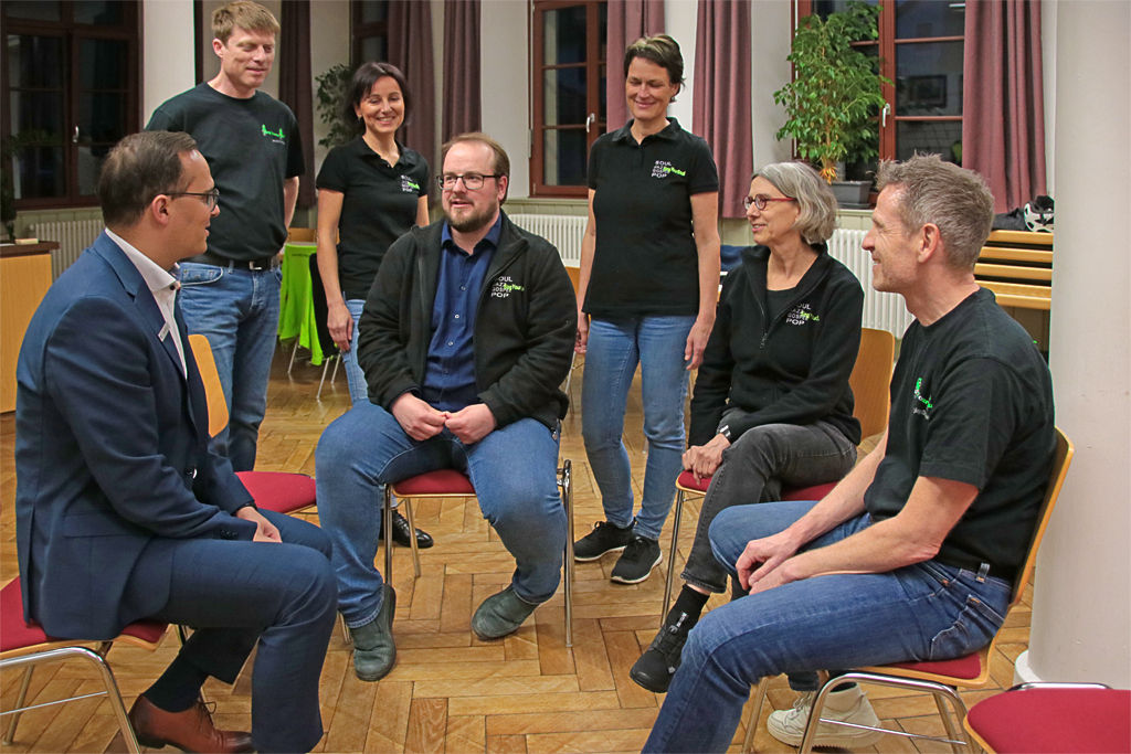 Mitglieder des Gesangverein Mundelsheim mit einem Bankmitarbeiter im Gespräch