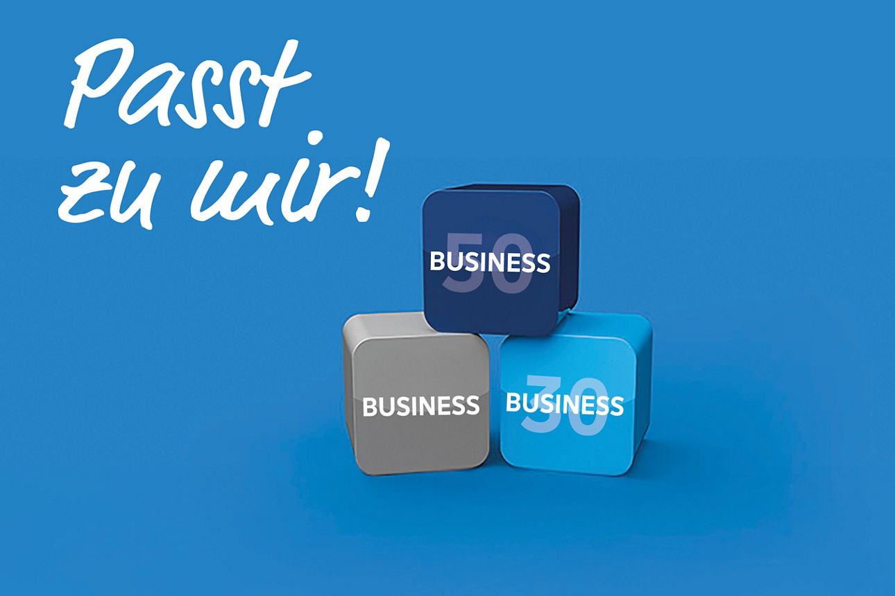 Blaue Grafik mit drei Würfeln, die „Business“ zeigen, daneben der Schriftzug „Passt zu mir!“ auf blauem Hintergrund.