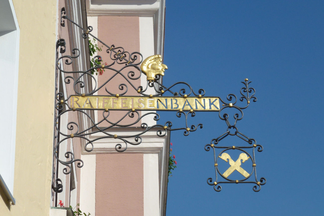 Geschäftsstelle Bad Kötzting - goldenes Raiffeisenbanklogo