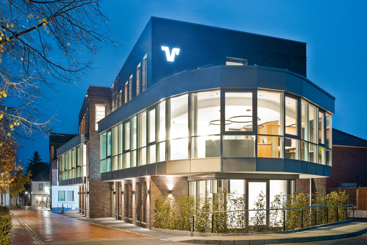 Hauptstelle der Volksbank Schermbeck, beleuchtet bei Nacht
