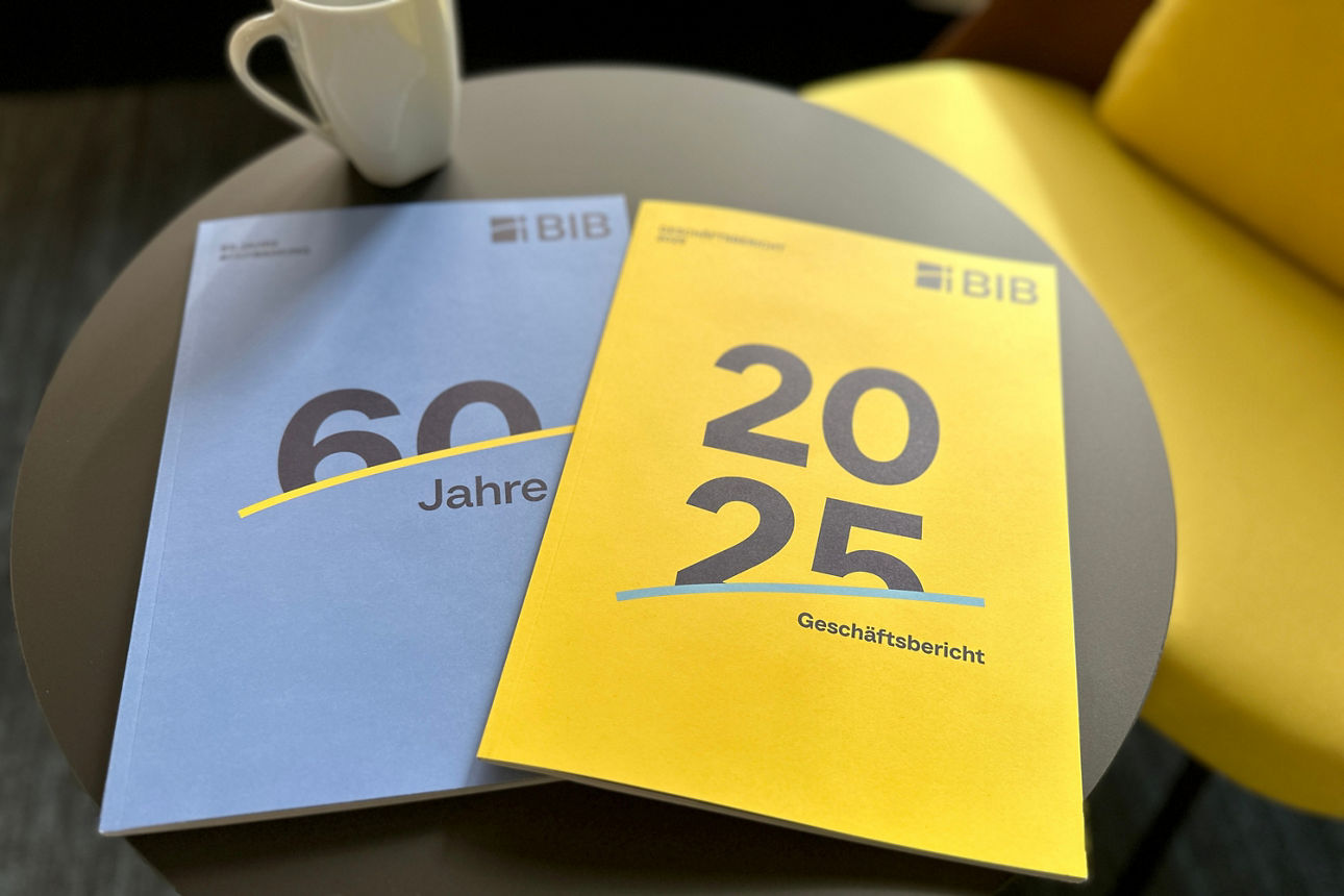 BIB Geschäftsbericht 2025 und Jubiläumsmagazin anlässlich unseres 60. Geburtstags liegen auf einem Tisch