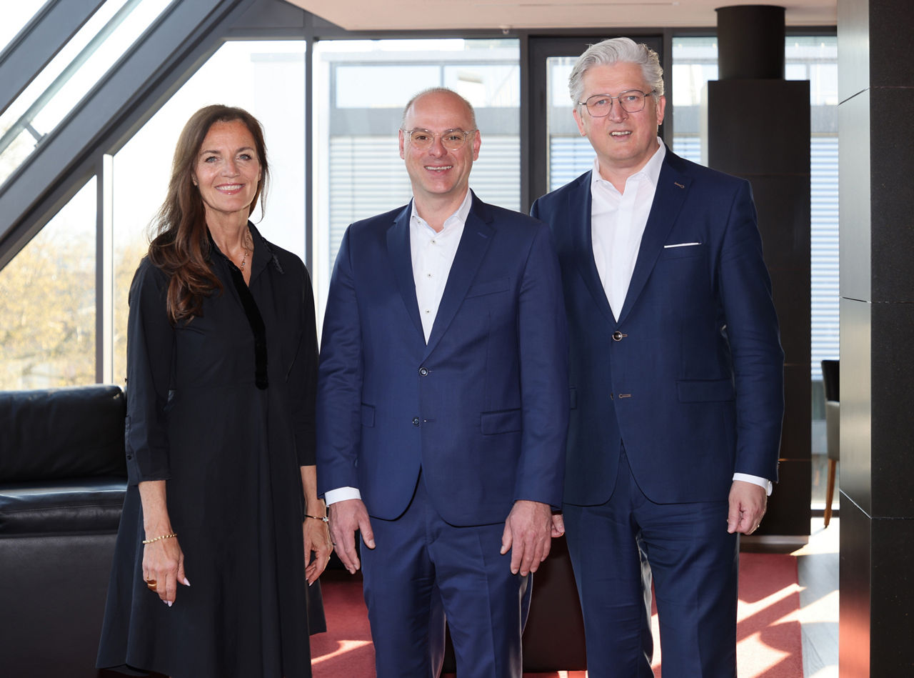 Zwei Vorstandsmitglieder der VerbundVolksbank OWL eG stehen neben dem neuen Geschäftsführer der VAN KOTEN VersicherungsKontor.