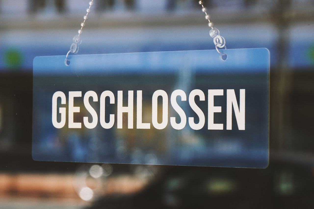 Ein Foto eines Ladenschilds mit der Aufschrift "Geschlossen"