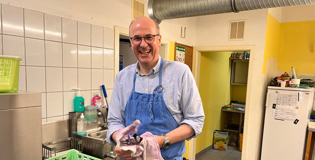 Hans-Christian Reuß in der Küche mit Spültuch