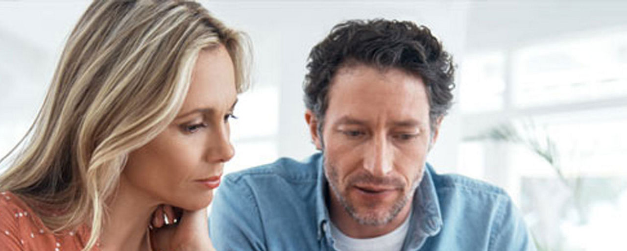 Mann und Frau in einem Raum