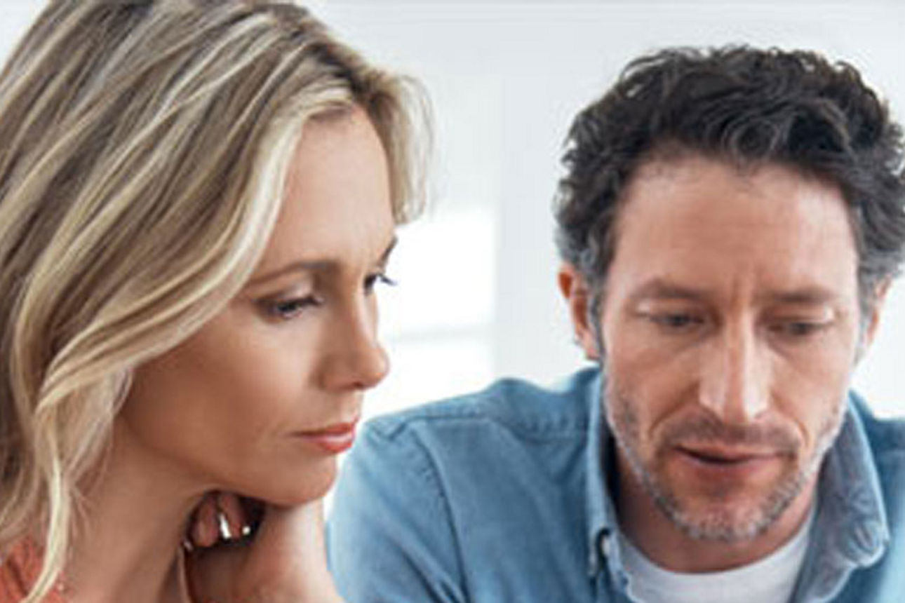 Mann und Frau in einem Raum