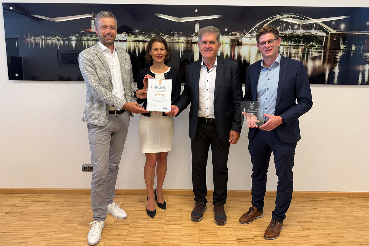 Mitarbeiter der Bank und der SDK-Versicherung überreichen gemeinsam mit Vorstand die Auszeichnung