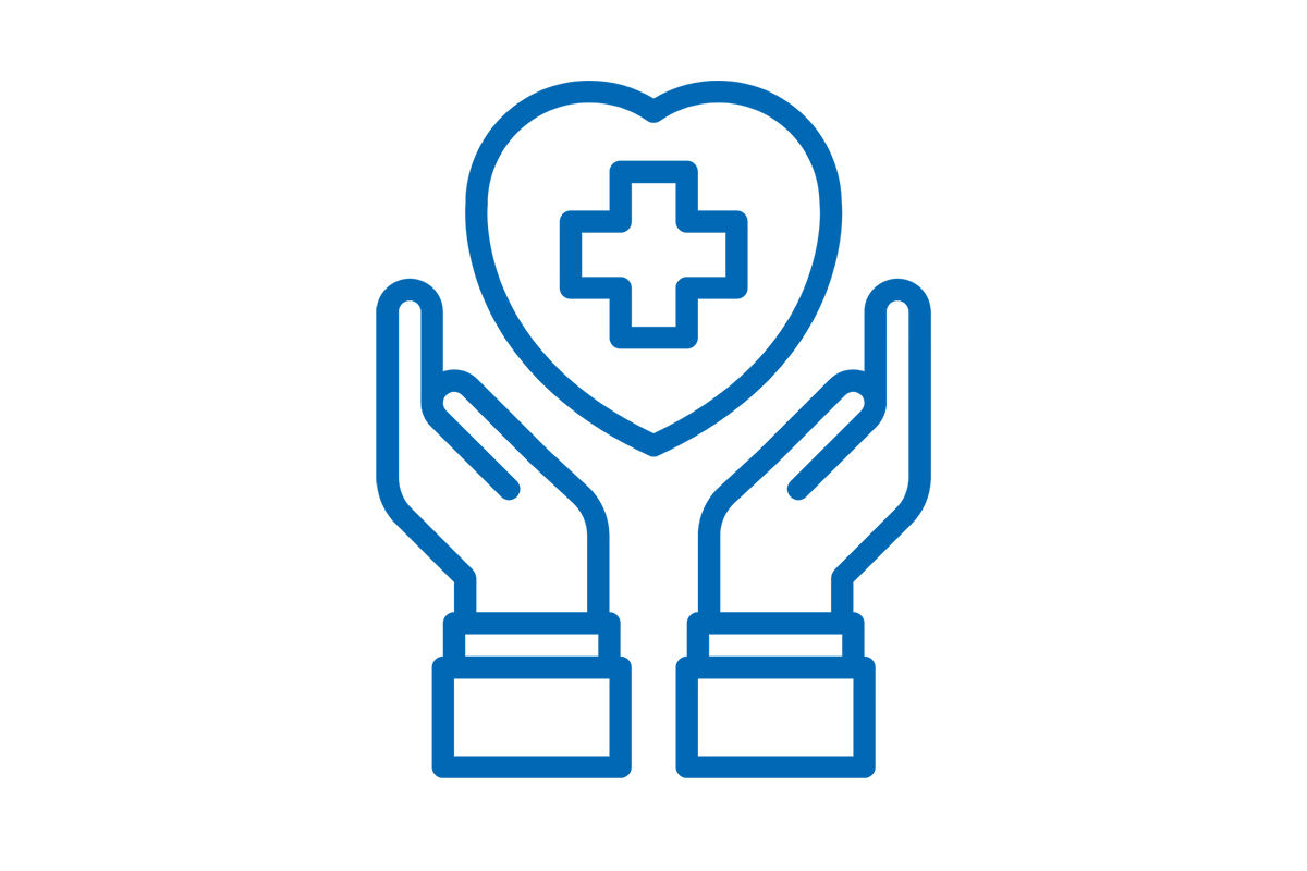 Zwei Hände halten ein Herz mit einem Kreuz in der Mitte hoch