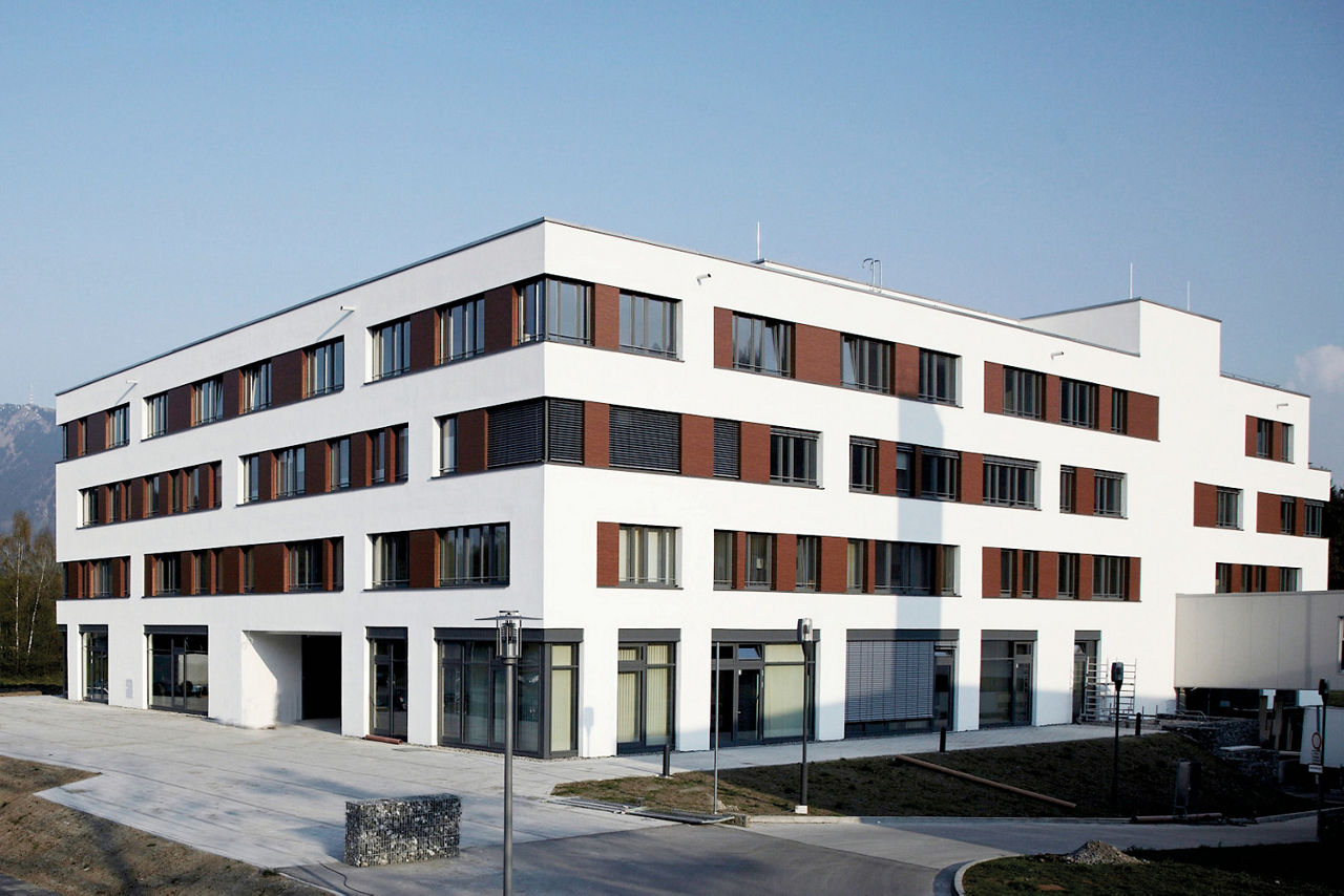Gesundheitszentrum - Außenaufnahme des Gesundheitszentrums in Immenstadt (modernes, mehrstöckiges Gebäude mit Flachdach)